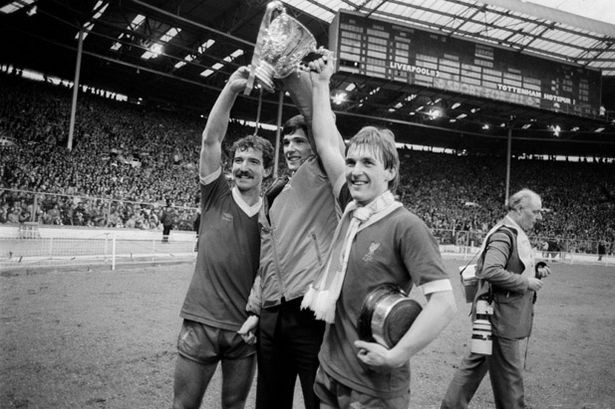 Năm 1982. Bộ ba nguyên tử Graeme Souness, Alan Hansen và Kenny Dalglish ăn mừng chức vô địch Cúp liên đoàn sau chiến thắng trước Tottenham ở Wembley.